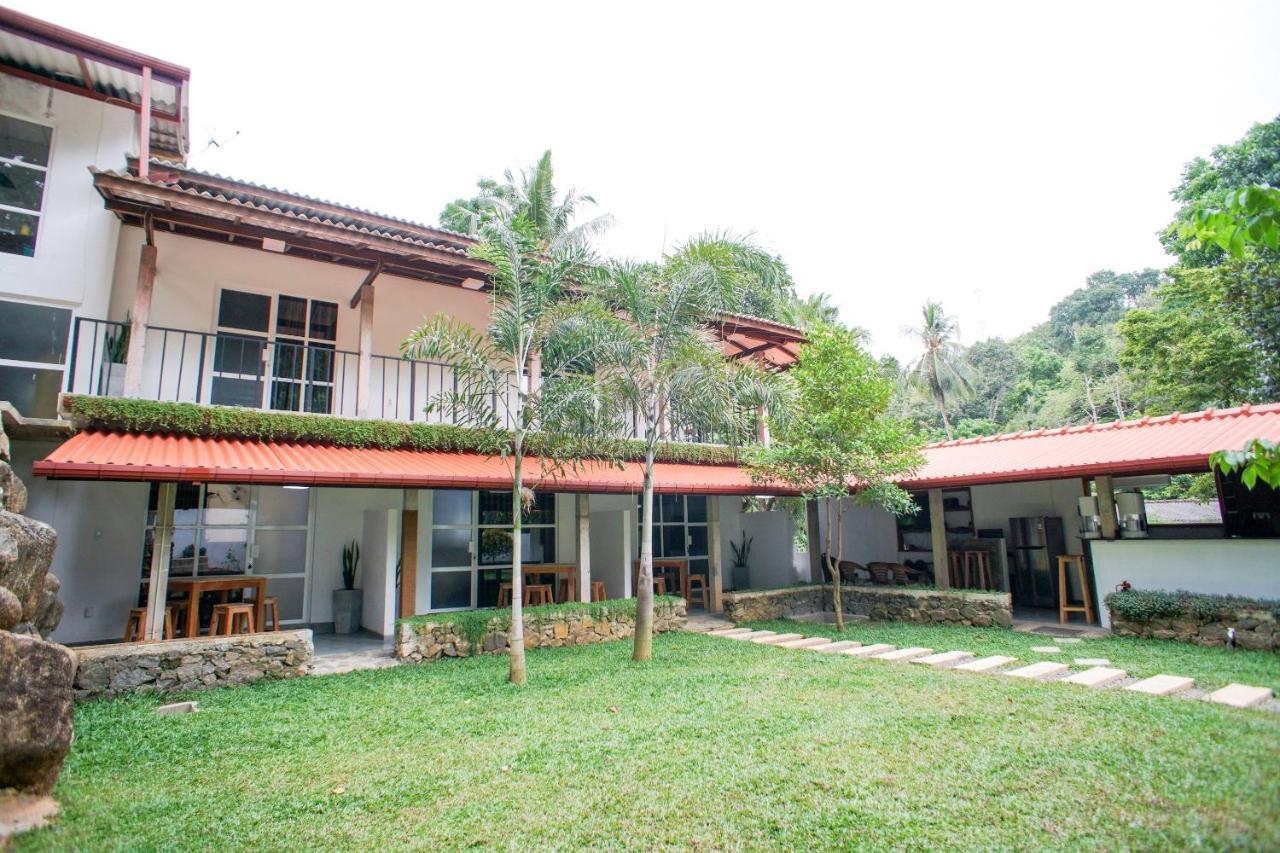 Pineview Hotel Unawatuna Buitenkant foto